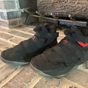 Nike Lebron Soldier black/red basketball shoes